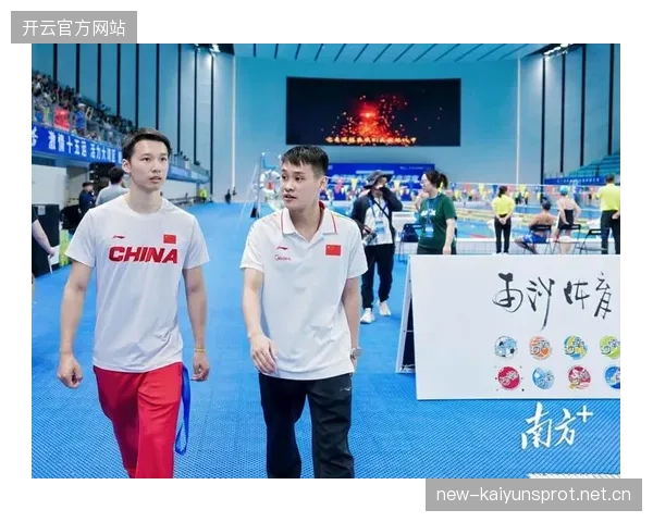 游泳选手出发跳水溅起巨浪，摄影机被打湿